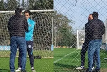 El ídolo de Racing paso a saludar al plantel y al cuerpo técnico.